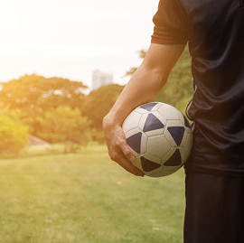Jeune joueur de football avec ballon